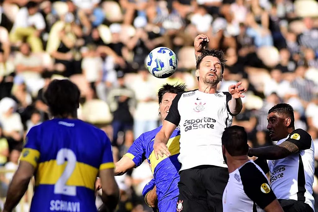 O gol do Boca foi marcado por Pablo Mouche, enquanto Fábio Santos, de pênalti, anotou o gol do Corinthians, de pênalti. Foto: Marco Ribolli