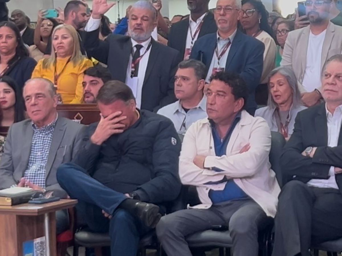 VÍDEO: Michelle se declara a Bolsonaro em culto e ex-presidente chora; Reprodução/ @jairmearrependi/X