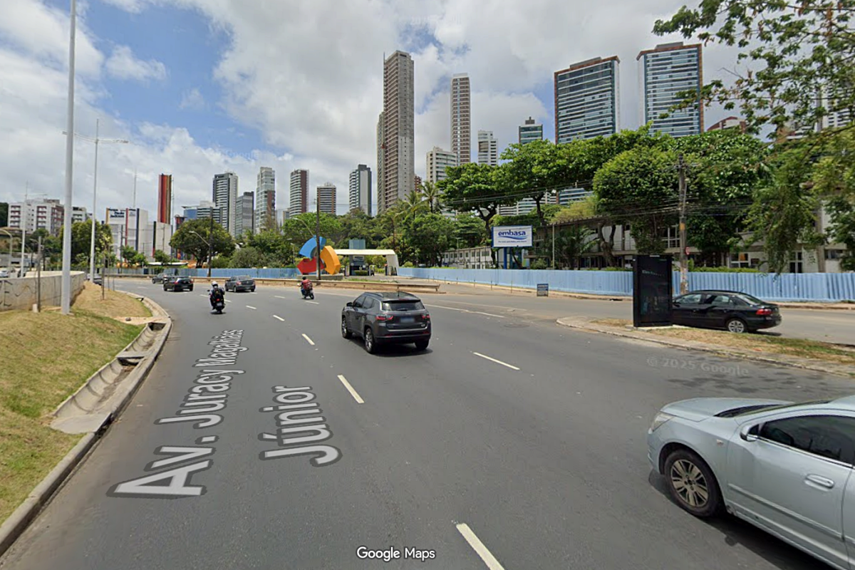 Obra de passarela interdita faixa da Av. Juracy Magalh&atilde;es por 90 dias. Foto: Maps