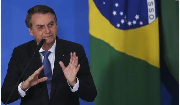 Bolsonaro defende "novo" Bolsa Família; "se não faço, sou omisso. Se faço, estou pensando em 2022"