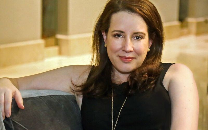 Autora da s&eacute;rie Bridgerton, fen&ocirc;meno editorial que conquistou leitores no mundo inteiro e impulsionou o interesse contempor&acirc;neo por romances de &eacute;poca/Foto: Reprodu&ccedil;&atilde;o&nbsp;