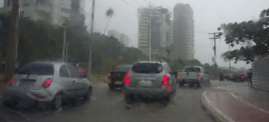 Mau tempo persiste neste domingo e chuvas devem continuar amanhã em Salvador e RMS