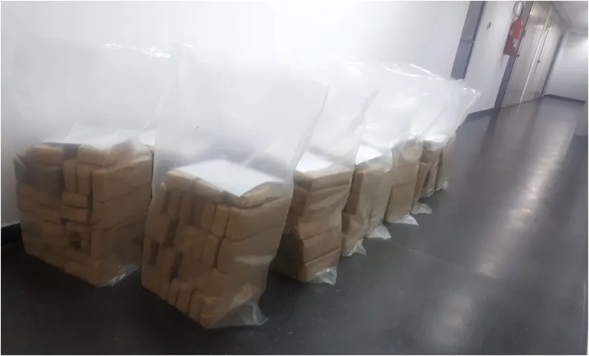 Casa de praia que estava sendo usada para armazenar drogas é descoberta pela polícia