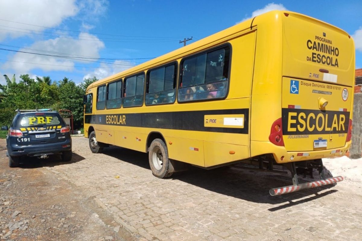 &Ocirc;nibus escolar de cidade baiana &eacute; apreendido ap&oacute;s levar pessoas a vel&oacute;rio. Foto: PRF