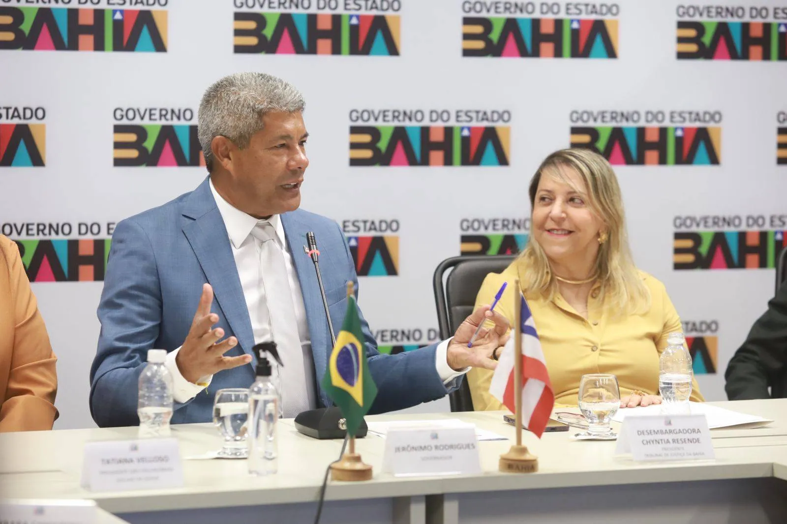 Jerônimo empossa desembargadora Cynthia Resende como governadora em exercício