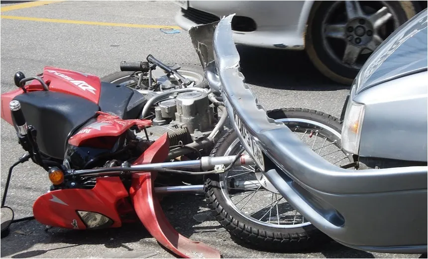 Acidente entre moto e carro deixa trânsito lento na Avenida Paralela