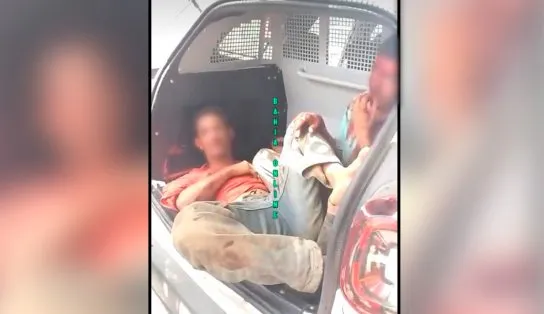 Após perceberem que assaltantes usavam arma falsa em assalto a ônibus, passageiros reagem e espancam criminosos