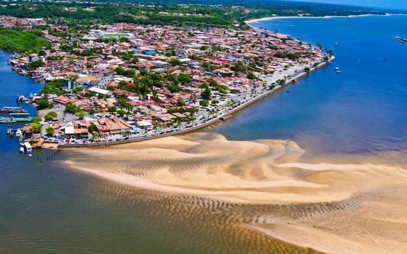 Porto Seguro é um destino turístico popular na Bahia, conhecido por sua história, praias vibrantes e vida noturna agitada/Foto: Reprodução