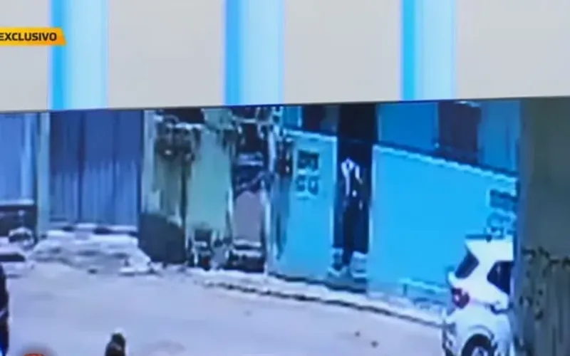 Thamires vai at&eacute; o port&atilde;o de uma casa antes de desaparecer/Foto: Reprodu&ccedil;&atilde;o