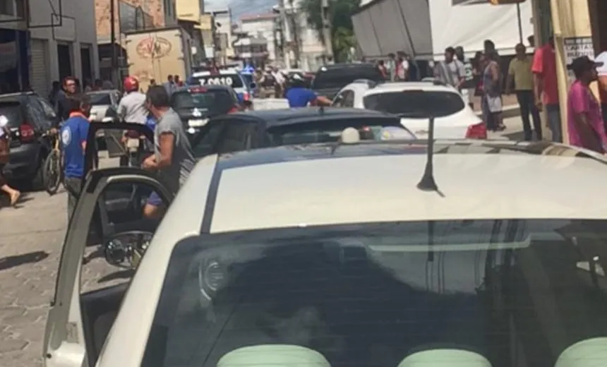 Policial é baleado por assaltantes em motocicleta em Teixeira de Freitas