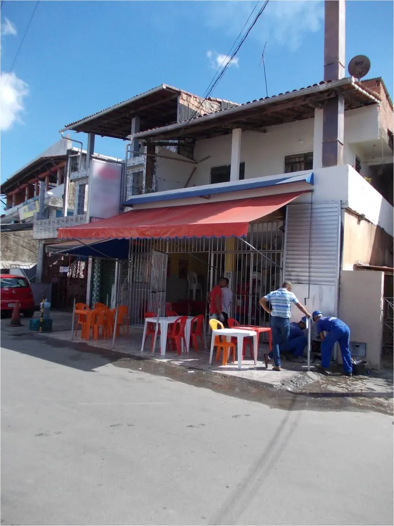 LIGAÇÃO CLANDESTINA: Agentes da Embasa identificam desvio em churrascaria no bairro Dom Avelar