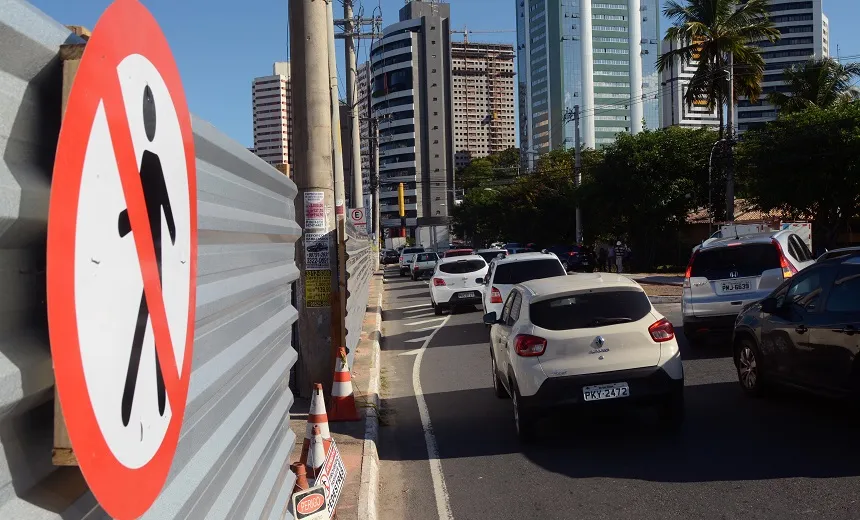 Prefeitura adia mudança de ponto de ônibus na Avenida ACM em função de obras do BRT