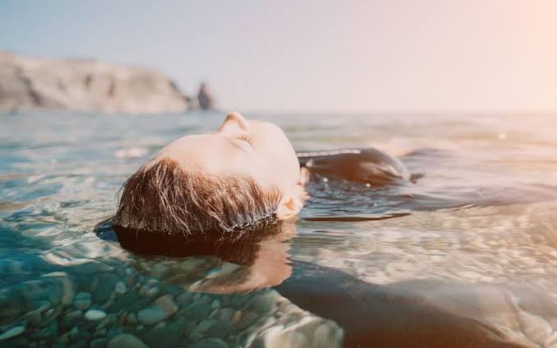 Mesmo quando uma praia est&aacute; classificada como pr&oacute;pria, o Inema recomenda evitar o banho de mar nas primeiras 24 a 48 horas ap&oacute;s chuvas intensas/Foto: panophotograph/Shutterstock&nbsp;