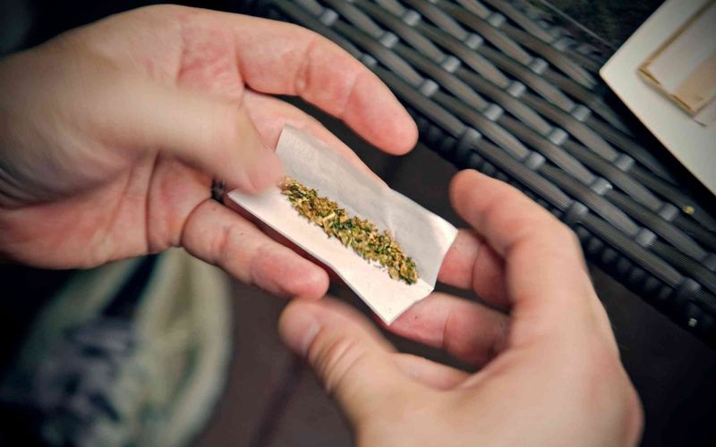 Operações contra a comercialização de drogas buscam reduzir a circulação da em centros urbanos, onde o tráfico tem utilizado aplicativos e redes sociais para ampliar as vendas/Foto: Freepik