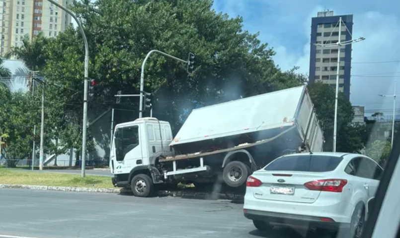 Caminh&atilde;o ba&uacute; sobe em canteiro e fica com carroceria inclinada na Avenida Bonoc&ocirc;, em Salvador.| Foto: Carol Paix&atilde;o