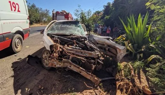 Duas pessoas morrem em acidente na BR-020, em trecho de Luís Eduardo Magalhães; uma das vítimas ficou presa às ferragens