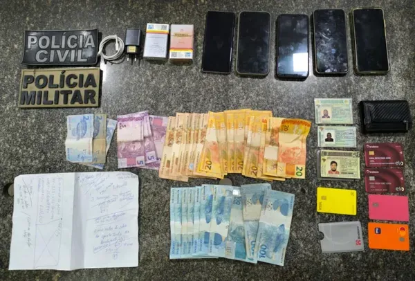 Tr&ecirc;s homens foram autuados por aplicar golpes financeiros contra idosos em Itabela, na Bahia, se passando por advogados e contraindo empr&eacute;stimos financeiros.| Foto: PCBA