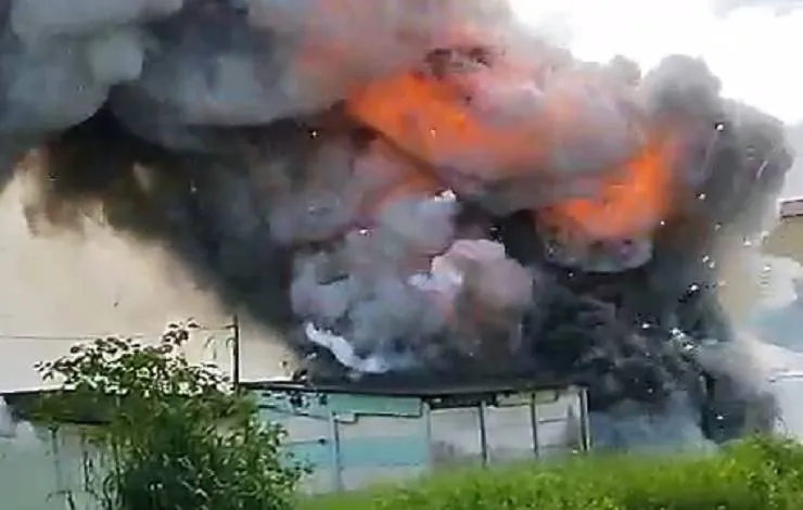Barraca de fogos juninos explode em Simões Filho; bombeiros combatem incêndio