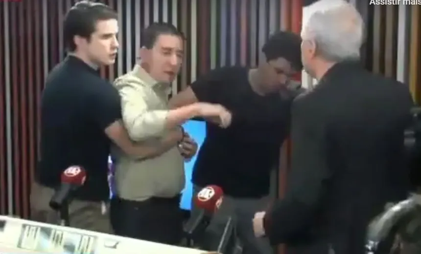 Jornalistas saem na mão em programa de rádio: assista