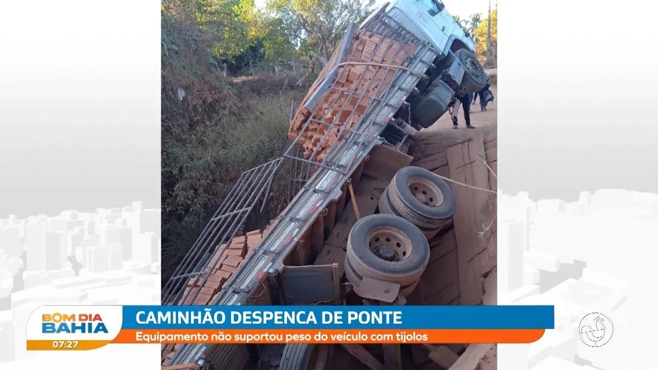 Caminhão despenca de ponte na zona rural de Barreiras: estrutura não suportou peso do veículo