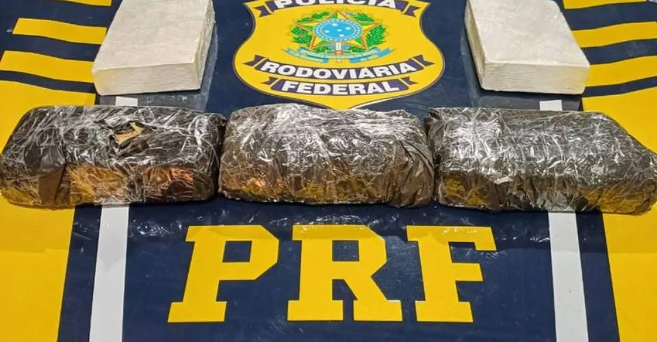 Operação da PRF detém homem que transportava 4 kg de cocaína dentro de painel de carro