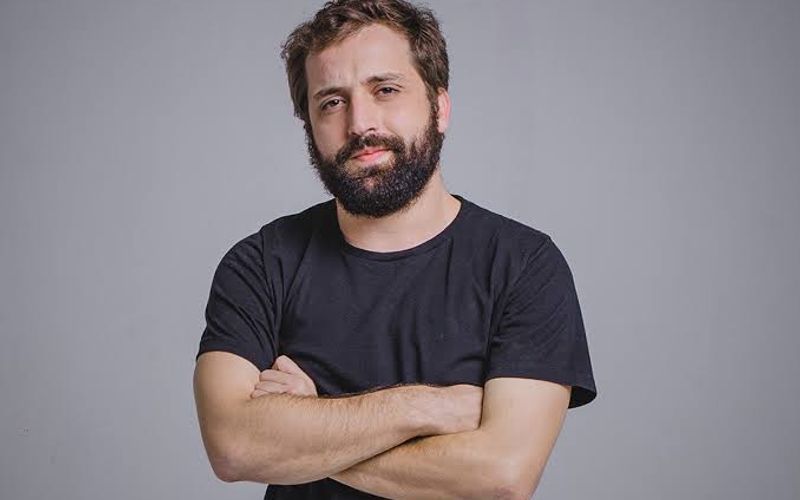 Gregório Duvivier é um premiado ator, humorista, roteirista e escritor brasileiro, amplamente conhecido por ser um dos cofundadores do aclamado canal de comédia Porta dos Fundos. | Foto: Divulgação/Porta dos Fundos