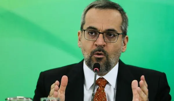 Ministro da Educação diz que resultado ruim na prova que avalia estudantes é "culpa do PT"