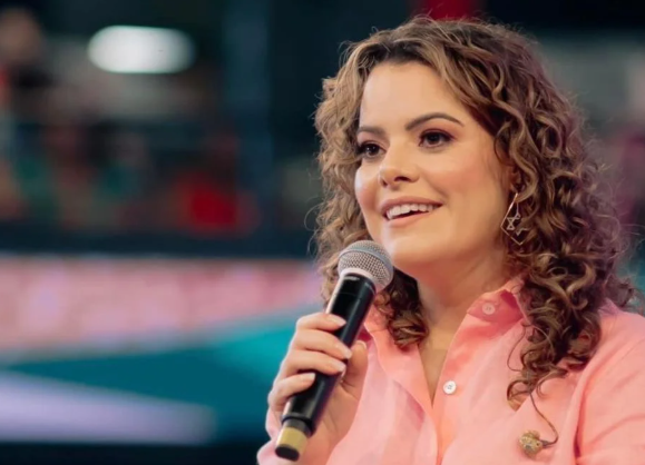 Ana Paula Valadão gera polêmica ao criticar o símbolo do arco-íris da Igreja Deus é Amor.   /   Foto: Diante do Trono