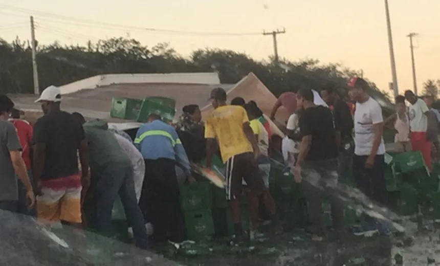 Populares saqueiam carga de cerveja de caminhão que tombou na BR-116