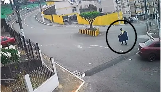 Câmeras registram entrada de suspeito em prédio antes e depois de furto, no bairro de Brotas; assista 
