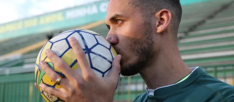 SUPERAÇÃO: Sobrevivente do acidente da Chapecoense, zagueiro Neto lança livro em Salvador
