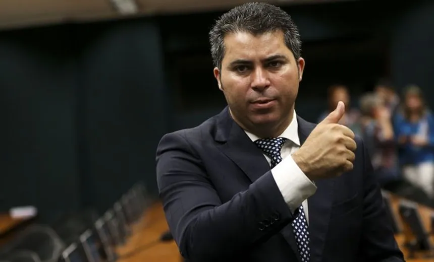 Após discussão, votação do Escola sem Partido em comissão é suspensa