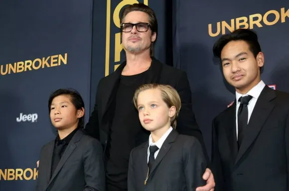 Filha de Angelina Jolie e Brad Pitt se veste de menino em evento