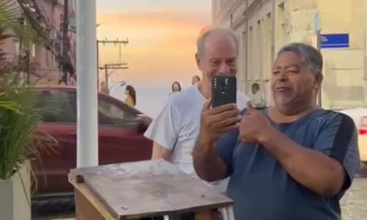 FNey Matogrosso &eacute; confundido com Caetano Veloso durante passeio no Centro Hist&oacute;rico de Salvador.oto: Redes sociais
