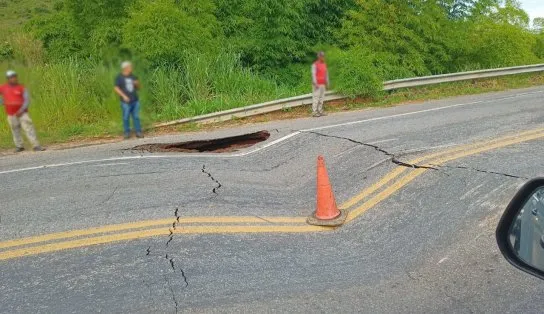 Trecho da BR-101 cede e parte da rodovia é interditada por causa da chuva na região sul da Bahia