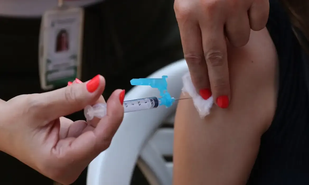 Para evitar a transmissão do vírus HPV, vacinação contra inclui homens e mulheres. Foto: José Cruz / Agência Brasil / Arquivo