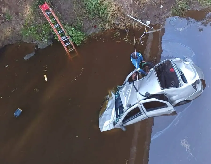 Santo Estêvão: quatro pessoas morrem após carro cair em rio na BR-116