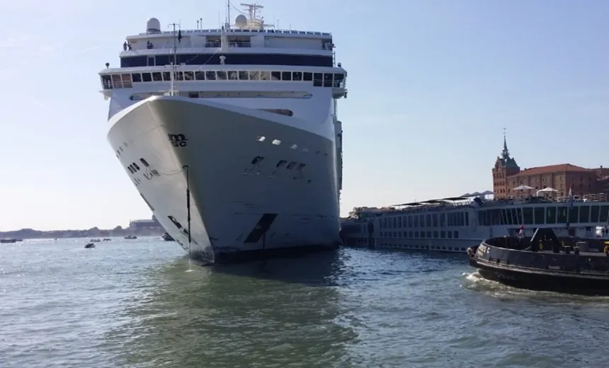 Navio de cruzeiro atinge porto na Itália; assista ao momento da colisão