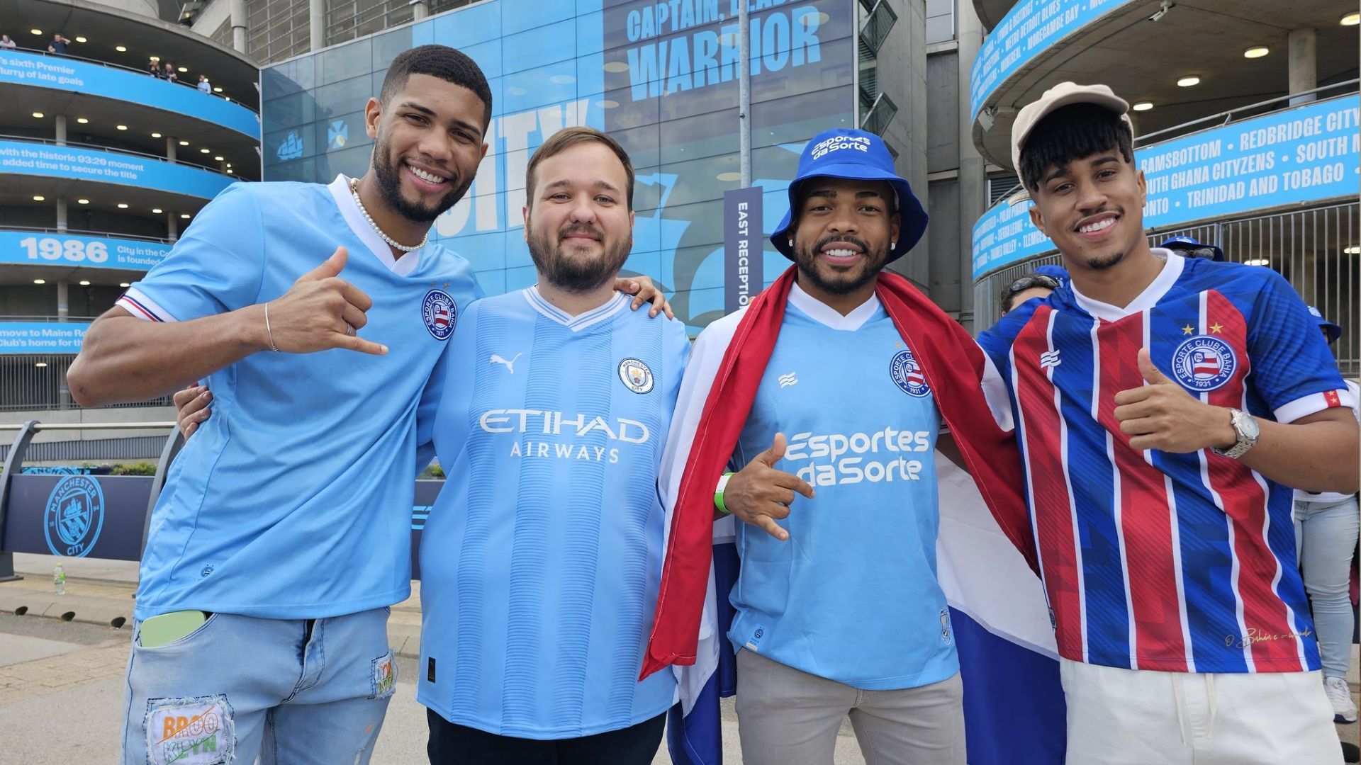 Jamie ao lado de Hebert Conceição e Cristian Bell no Bahia Day, em Manchester | Foto: arquivo pessoal