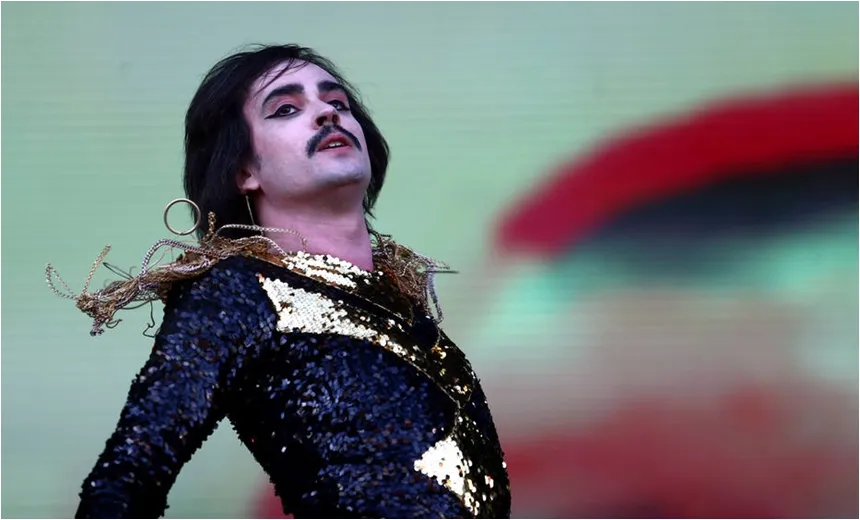 Após dizer que “Jesus é travesti”, Johnny Hooker é denunciado por advogado