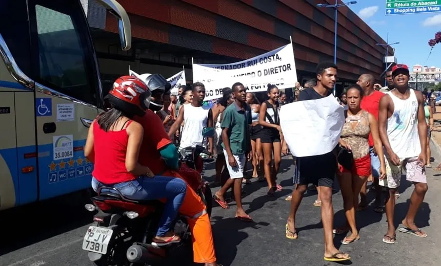 Protesto em frente ao Detran provoca congestionamento na Avenida ACM nesta sexta