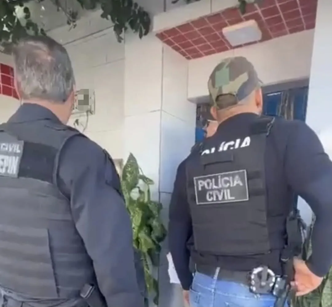 Agentes da Polícia Civil durante operação que investiga caso de tortura contra um jovem de 23 anos em Vitória da Conquista 