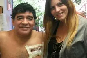Maradona faz tatuagem inusitada para namorada