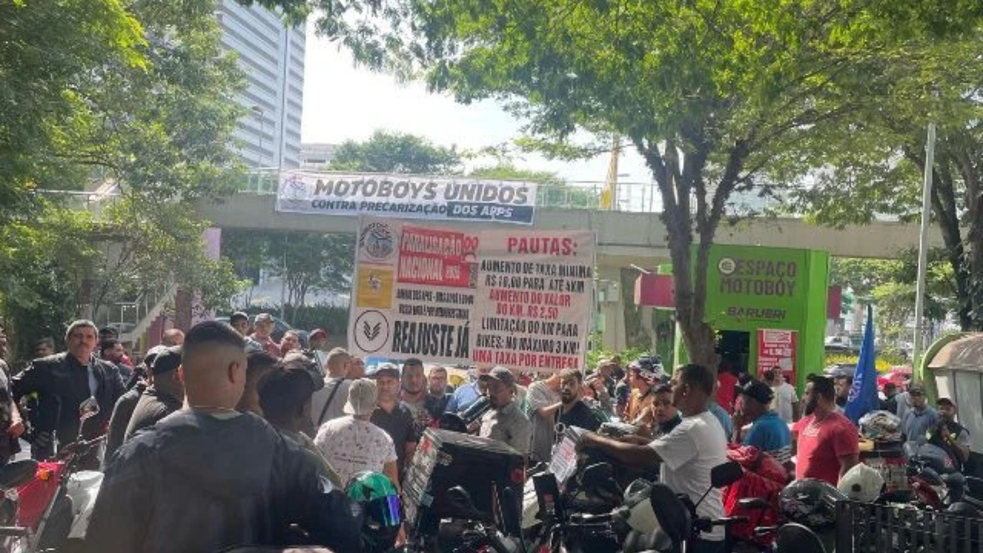 Entregadores de aplicativo realizam uma paralisação em todo Brasil durante esta segunda (31) e terça-feira (1°). Foto: SBT| Fernanda Trigueiro 