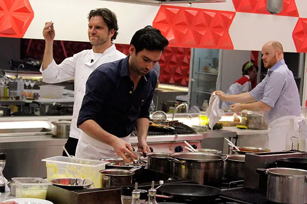Almoço surpresa tem três participantes expulsos da cozinha no Hell’s Kitchen deste sábado