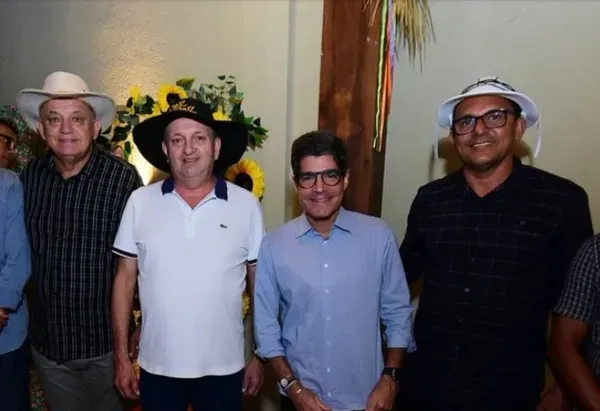 Um dia antes, prefeito de Cruz das Almas posou com ACM Neto