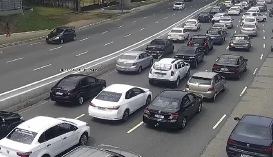 Manifestação de motoristas de aplicativo deixa trânsito lento na Avenida Bonocô, em Salvador