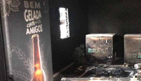 Restaurante do cantor Mário Brasil, autor da música "Todo Enfiado", é atingido por incêndio no Cabula e artista se emociona