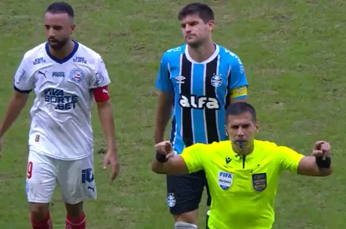 Bahia perde para o Grêmio com pênalti polêmico