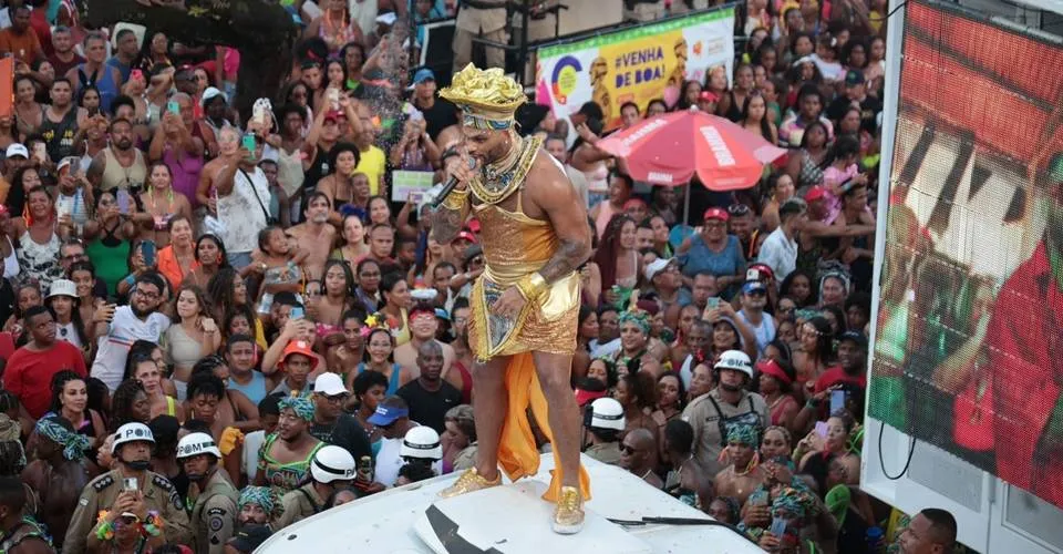 No meio dos foliões: Tony Salles, Ivete Sangalo e Bruno Reis descem para a rua